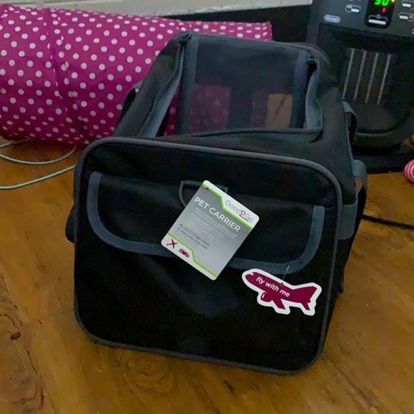 Small pet carrier. Brand new. Still has tags.
